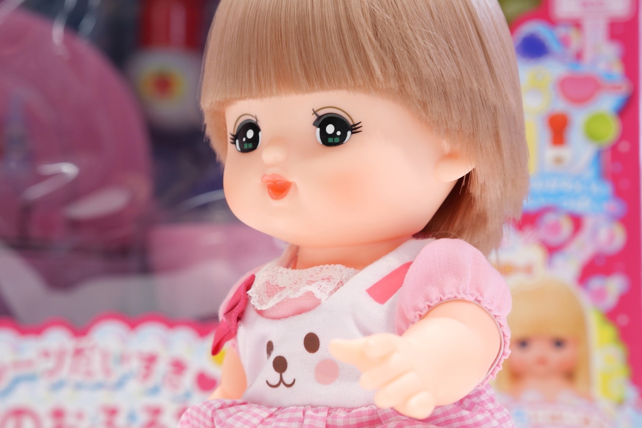お風呂に入れると髪の色が変わるメルちゃん。