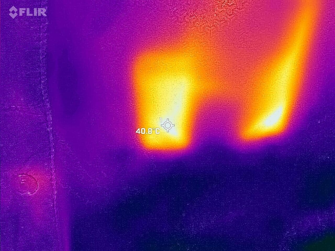 熱は最大50℃に達するとされていますが、長時間接触していると低温やけどの危険があるので要注意。「高温」に設定した状態だと温度は40℃前後で推移していました