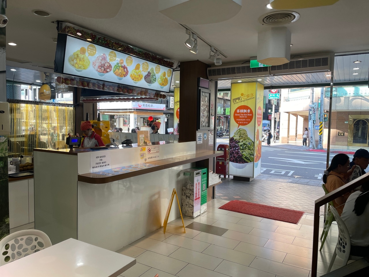 メニューは写真付きなので、指差しでも注文可能。