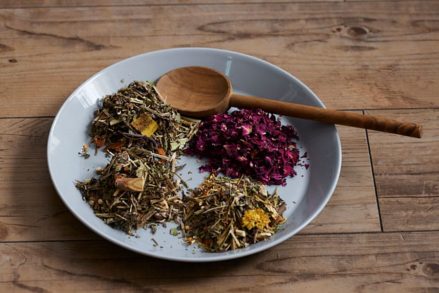 よもぎ蒸し用 ブレンドハーブ／大沢あかねさん私物。写真は『遅咲き 肌管理オタク 美容に全ぶり』より。