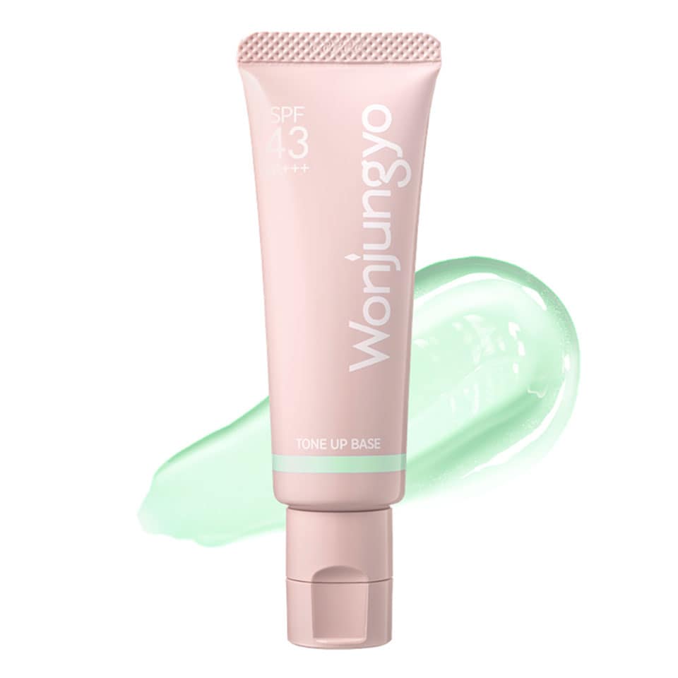 白みも感じるような鮮やかさを感じるミントグリーン。でも塗ると白っぽくはならず、自然にトーンアップ。