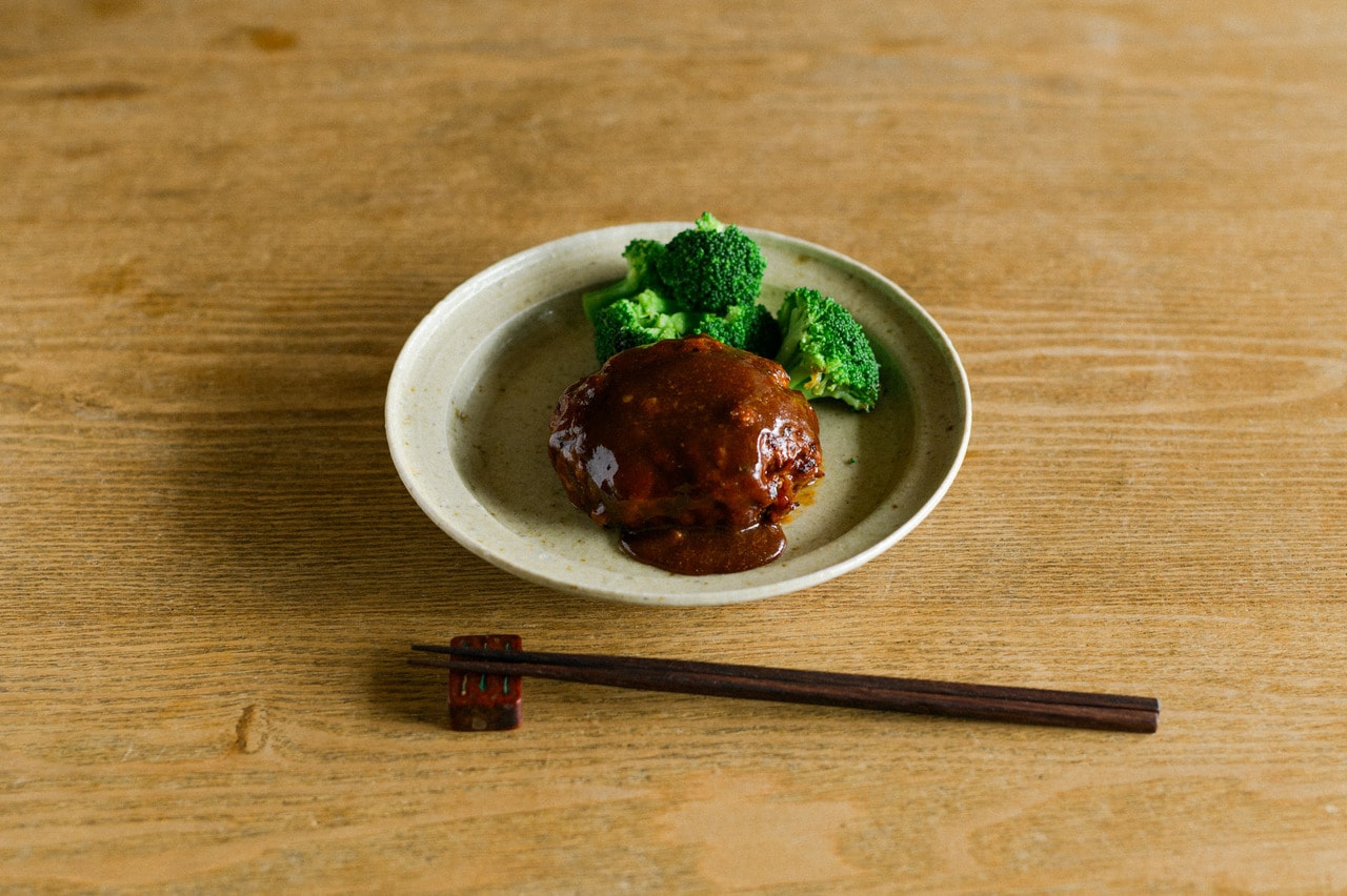 食卓にあれこれおかずを並べる派なら、あえて小さめのうつわにボリュームのあるものを。