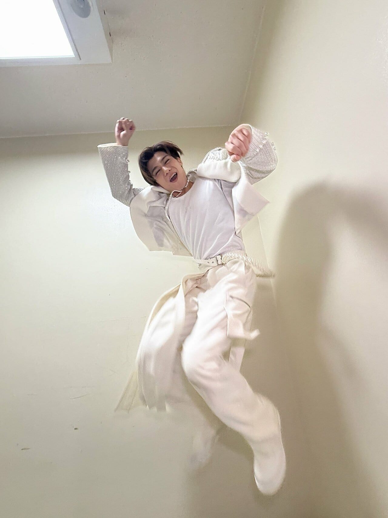 新浜レオン 公式Xより。「2年連続でこの舞台に立てる喜びで胸がいっぱいです」と全身で喜びを表現。ジャンピングポーズの美しさに惚れ惚レオーン！