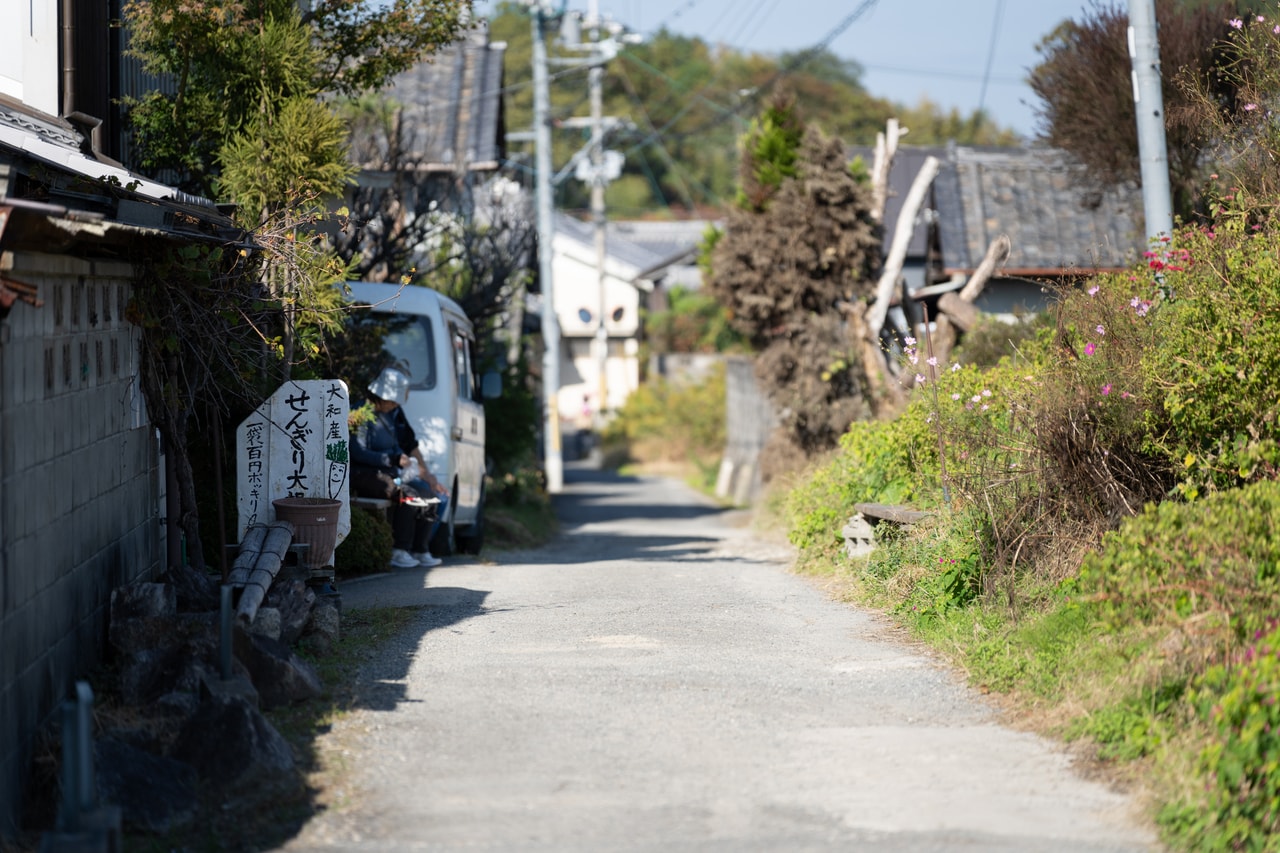 昔ながらの民家が並ぶノスタルジックな道。