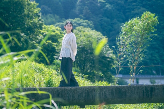 どんな季節でも肌触りがよく、着心地がよいのがリネンの魅力。徳島の自然の中で、肌に風を感じる。ネストローブの服とともに徳島の心地よい風景の中へ。リネン天然染めギャザーブラウス(OFF WHITE)30,800円、リネンデニムワイドジーン(BLACK)33,000円/ネストローブ