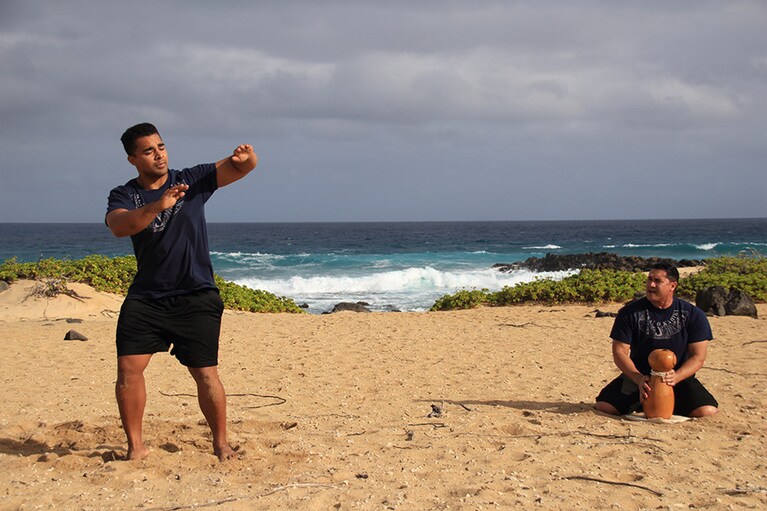 「フォーシーズンズリゾート オアフ アット コオリナ」のツアーに参加すると、オアフ島最西端の聖地カエナ・ポイントでフラを楽しむことができる。個人で行くよりも何倍も楽しい！
