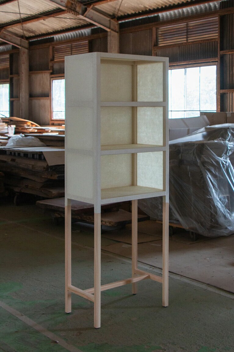 什器は一級建築士・橋村雄一氏によるデザインの元、佐賀県諸富町を拠点とする家具メーカー「レグナテック」、同じく佐賀県で300年以上の歴史を持つ手すき和紙工房「名尾手すき和紙」の担い手、谷口 弦氏がタッグを組んだもの。