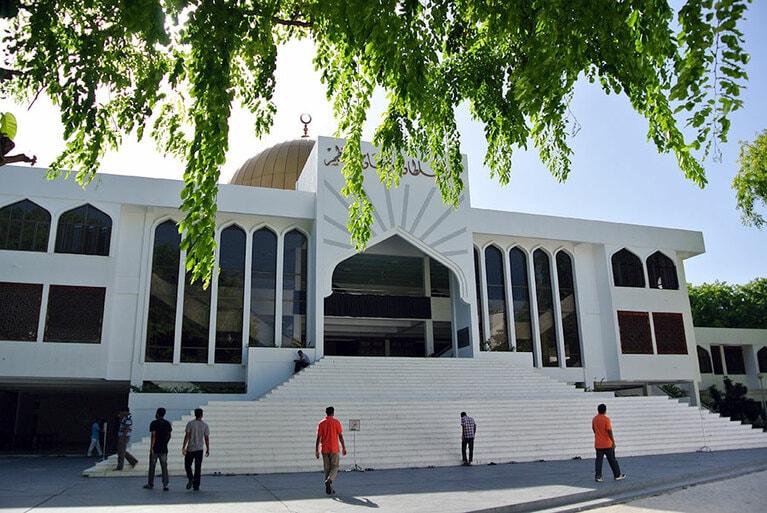 金色のドーム型屋根がきらめくモルディブ最大のモスク。