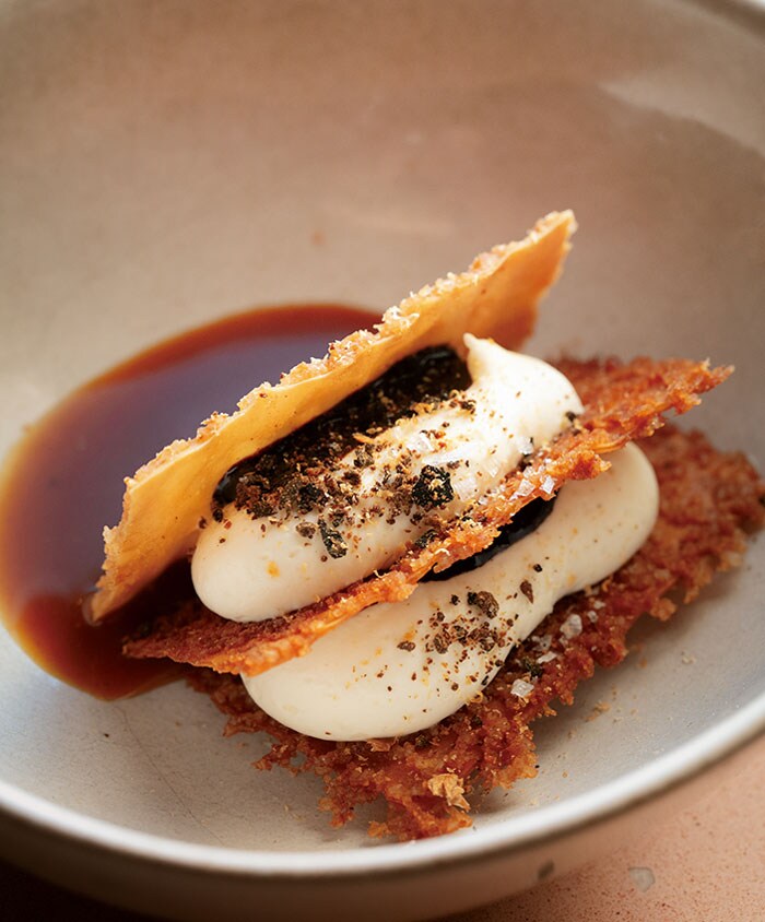 キャラメリゼしたパイ生地とサワーソップクリームのデザート。