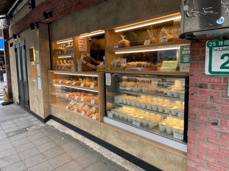 豆乳やミルクティーなどのドリンクも販売しているのがうれしい。パンと一緒にぜひどうぞ。