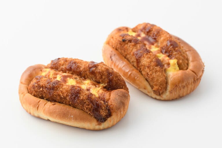 タルタルコロッケパン 各240円。