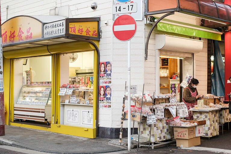 店先に中国菓子や点心がズラリと並ぶ。