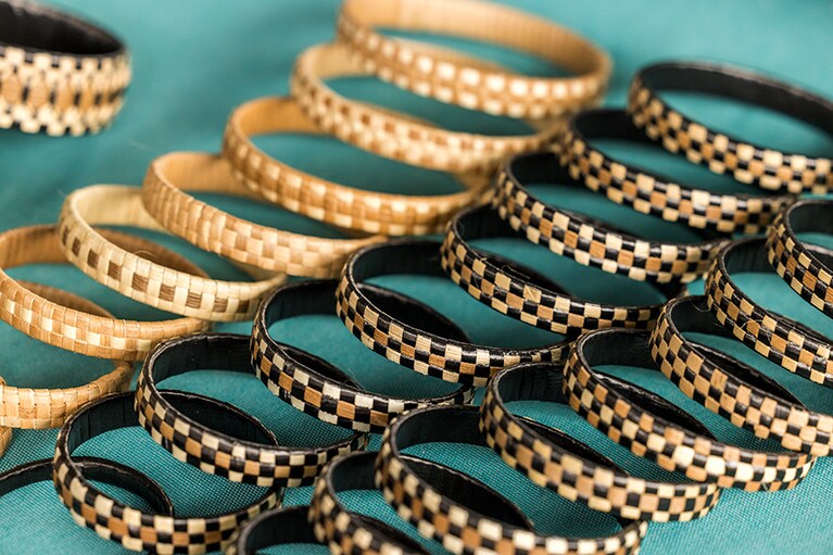 ラウハラなどの伝統工芸も気軽に手に取れる。