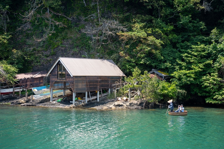 「初夏の佐渡島」　筧 悠里恵 「凪を漕ぐ」 矢島・経島。