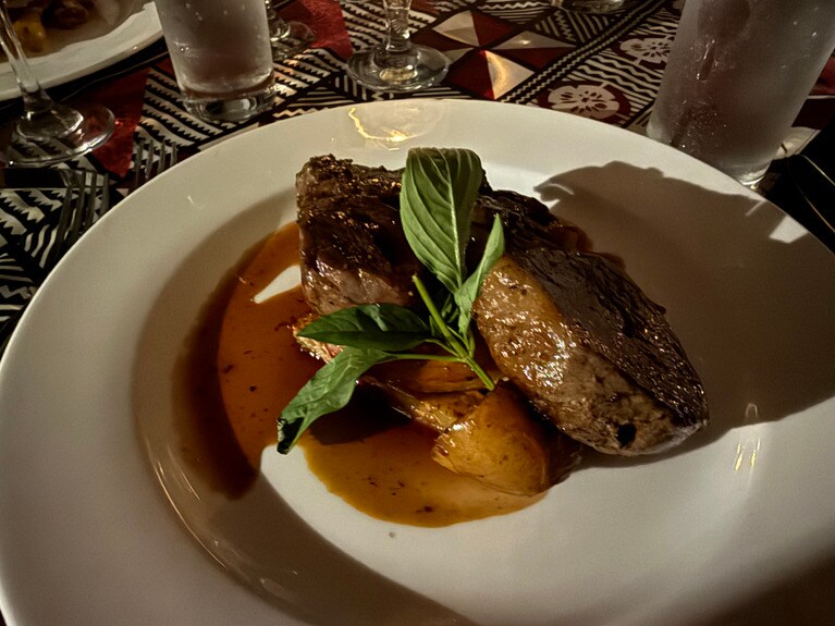 絶妙な火入れでしっとりと焼き上げられたメインのステーキが好印象。