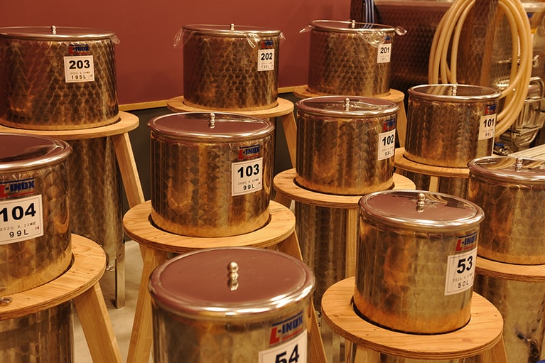 醸造室にずらりと並ぶ小さなタンク。