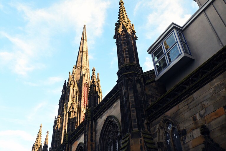 歴史的な建造物が立ち並ぶロイヤル・マイル。