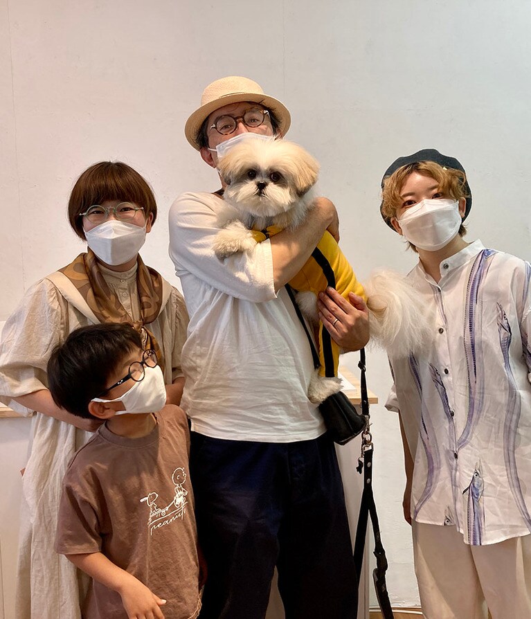kikiki optiqueの小幡泰久さん(中央)、小幡夕起子さん(左)、ふたりの息子さんの一貴くん(左下)、モコゾウのモチーフの制作を担当したmeminiの小田切恵さん(右)。