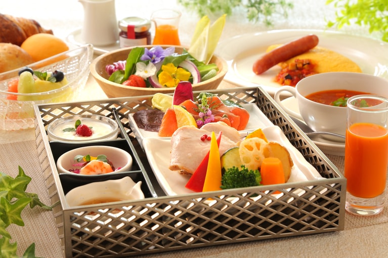 朝食のイメージ。地元の食材を使った朝食は、和食・洋食からセレクトできる。