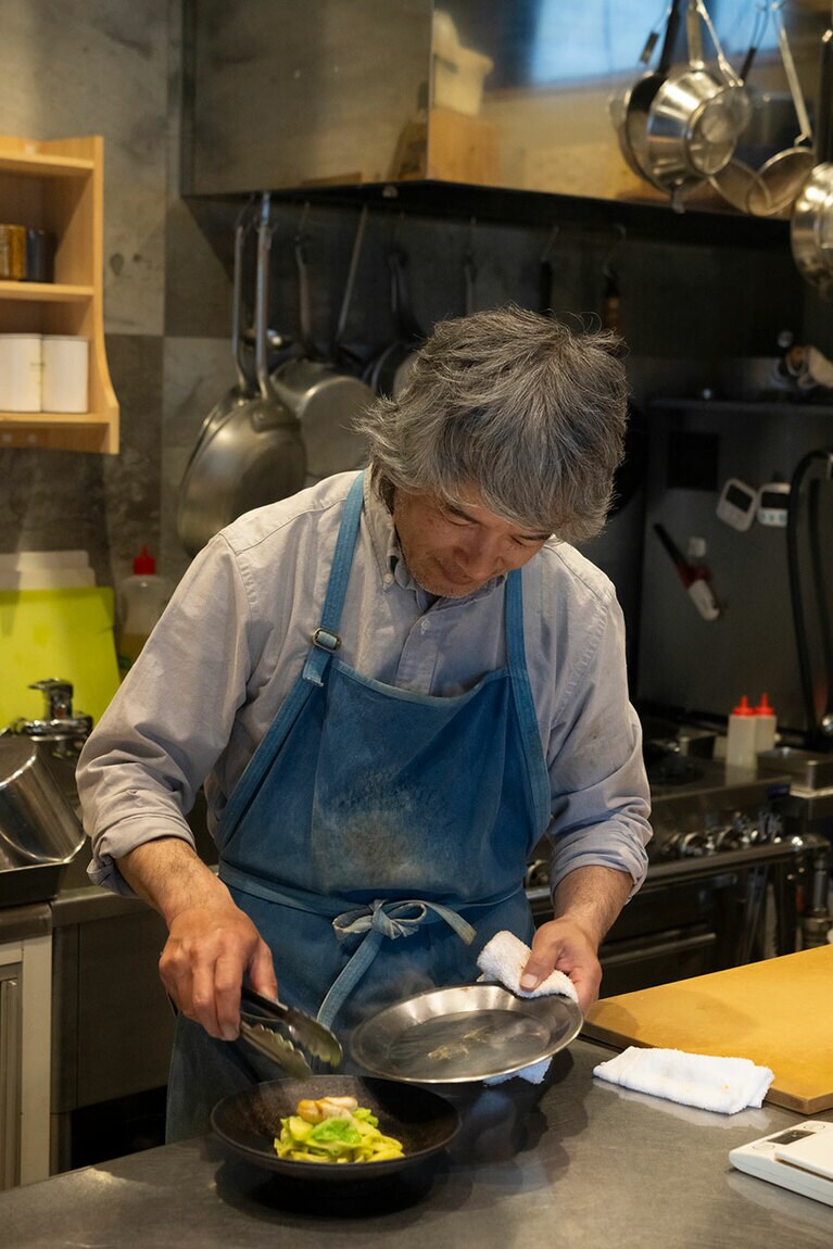カウンターならすぐ目の前で料理が仕上がっていきます。