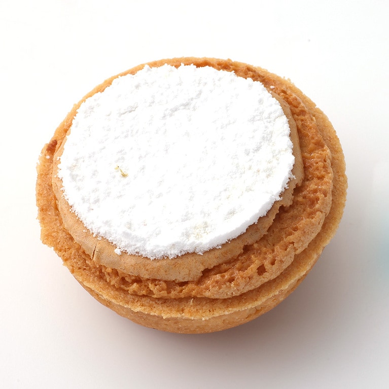 ミルリトン・ダミアン 370円。ピカルディー地方・アミアンに伝わる、軽やかでしっとりしたアーモンド風味のタルト。アプリコットのコンポート入り。