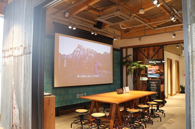 ティンシェッドと呼ばれるブリキ小屋は、パタゴニア創業者のイヴォン・シュイナードが創成期を過ごした場所。そのブリキ小屋を模したスペースでは、映画上映やイベントなどを行うことができます。