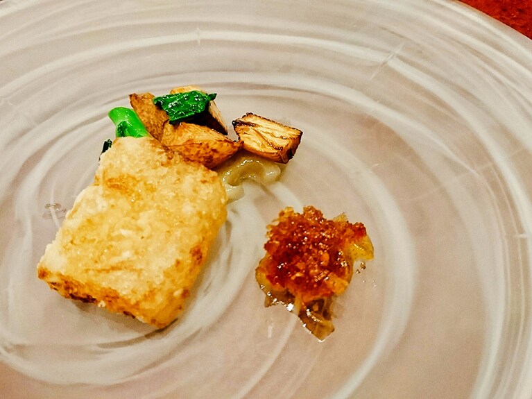 さりげなく添えられた蓮根、マコモダケ、カイランの炒めもいい。上笹シェフの勘どころを感じる瞬間。