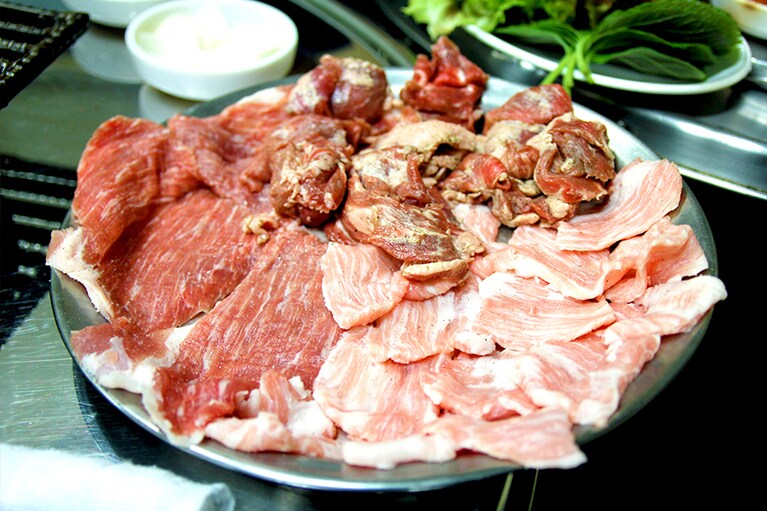 三角亭(サムカクジョン)の豚焼肉。撮影：ホ・スンホ。