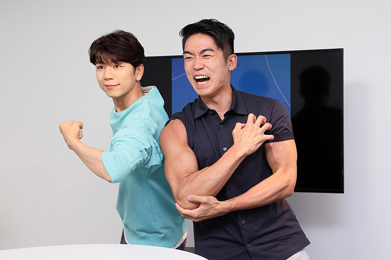 アルビオン鈴木さん＆玉岡さんのスキンケア所見：「テディさんもスキンケアをされているということで一般の男性よりかなり肌状態がいいのですが、日によってニキビができるとうかがいました。典型的な男性の肌で、真皮が厚くてハリもあるけれどオイリーな部分があります」(鈴木さん)「日焼け止めもしっかりつけているので丁寧にクレンジングと洗顔を。朝晩だけでなく日中の皮脂のケアをしてもいいのかなと思います」(玉岡さん)