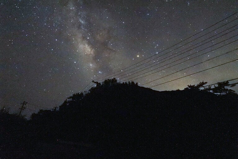 「くんじゃん星の会」会長の平良太さんは星空保護区を目指しています。