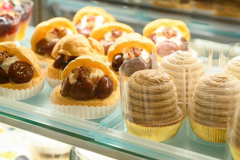 左から、渋皮マロンシュークリーム648円、モンブラン972円。