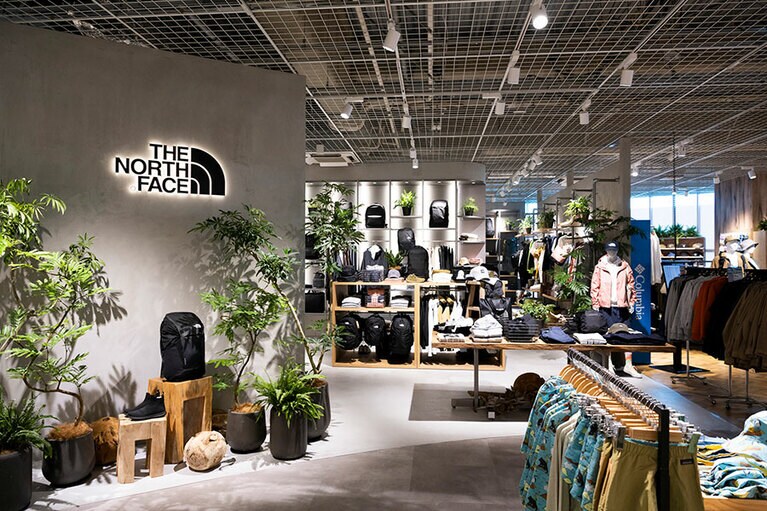 スタイリッシュでモダンな印象の「ザ・ノース・フェイス」の売場。アパレルからバッグ、シューズ、アクセサリーまで、幅広いアイテムを取り揃えています。