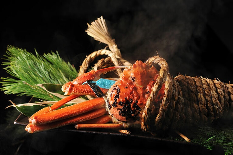 蟹料理の古い文献をヒントに考案されたオリジナルの「活蟹のしめ縄蒸し」。