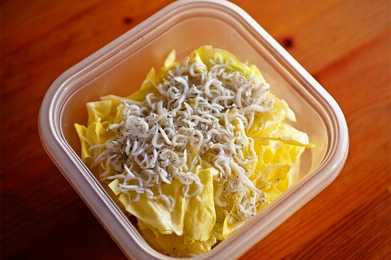 レンジOKな容器にキャベツを入れて、シラスをのせ、オリーブ油をかけて、水を加えます。フタをしてレンジにかけてください。500Wで4分間、600Wなら3分20秒程度。