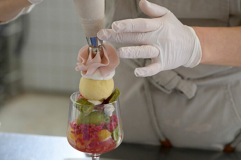 花びらのようなクリームをしぼる。