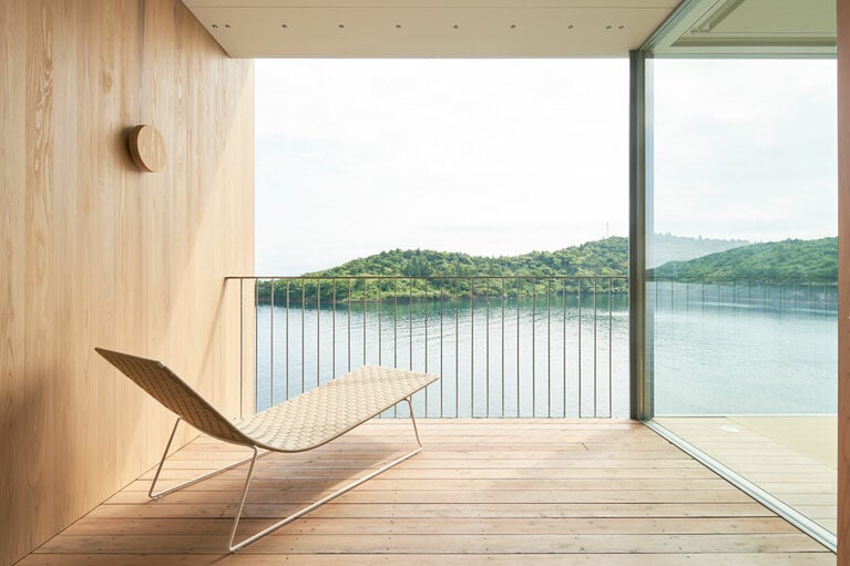 Entô［島根／隠岐諸島海士町］別館「Entô Annex NEST」NEST WAの客室テラス。／photo by Kentauros Yasunaga