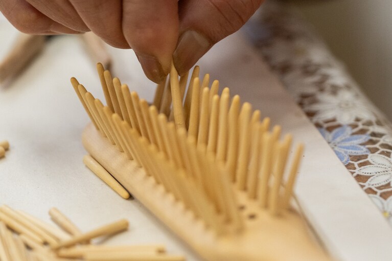 手業のひととき「別府つげ細工職人と行う一生モノのつげブラシ作り」1名29,800円～（曜日限定、要事前予約）。