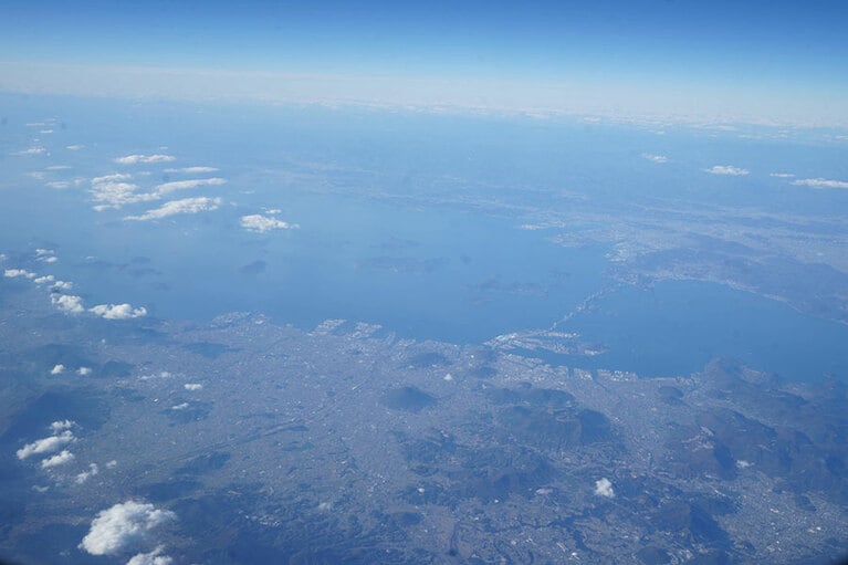 窓から瀬戸大橋がくっきり見えた。四国上空で再び東へ向かう。成田空港は雨模様だったけれど四国上空は雲もほとんどなく、瀬戸内海が一望できた。
