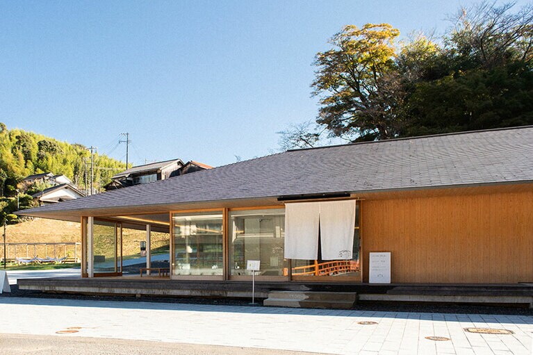 日本伝統の様式美を感じさせる木造の平屋造りの建物。