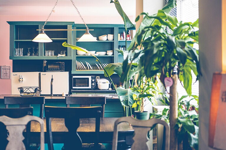 ［The LANAI HOSTEL］奥の食器棚はオーナーがDIYで製作。