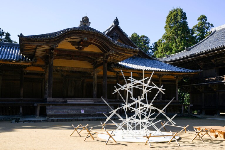 書寫山圓教寺の「三つの堂」の前に展示されている、隈研吾氏のパビリオン《くぎくも》。