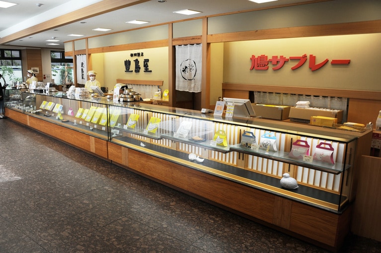 豊島屋本店の内観。