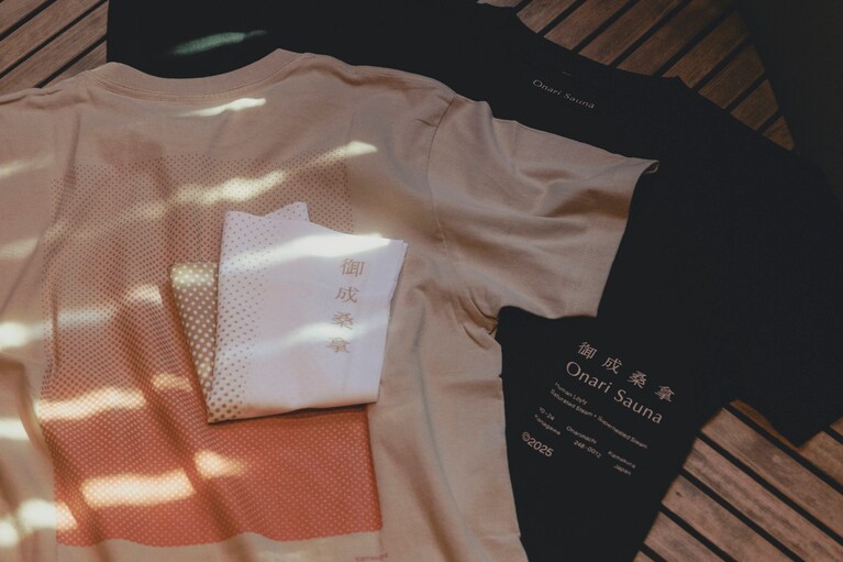 Tシャツ 5,500円、手ぬぐい 2,400円。