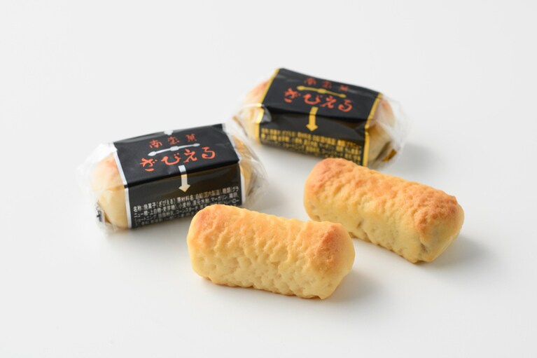 金(上)はラム酒に漬けたレーズンを刻み込んだ餡。銀(下)はプレーンな白餡。