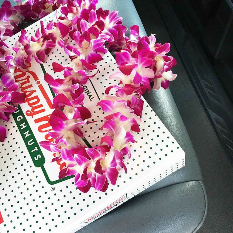 マウイ観光局のランディさんがレイとドーナツを持って空港までお迎えにきてくれた。ハワイではなぜかマウイにしかない「クリスピー・クリーム・ドーナツ」。やった！　マウイきたーって感じがする。