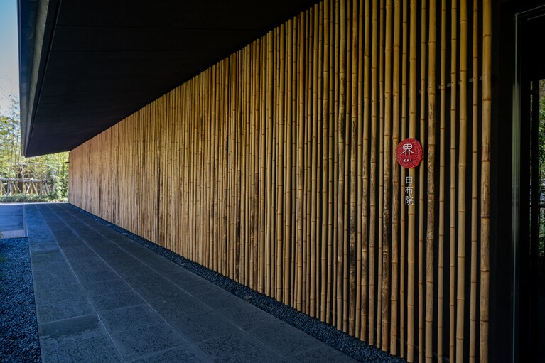 連なる竹が印象的なエントランス。