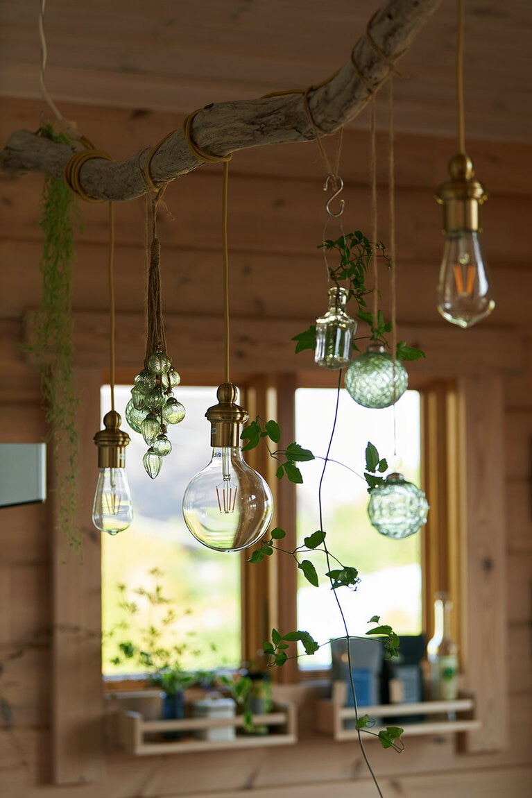 キッチンカウンターの上には、ガラス容器や小さなライトを複数吊るして。海の暮らしによく似合い、夜も雰囲気満点。