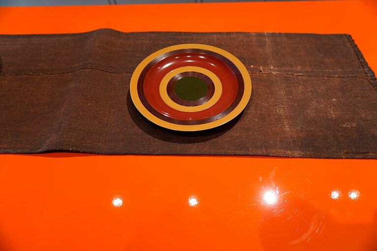 酒袋とお皿。これらのアイテムもフィリップのコレクションのひとつだ。