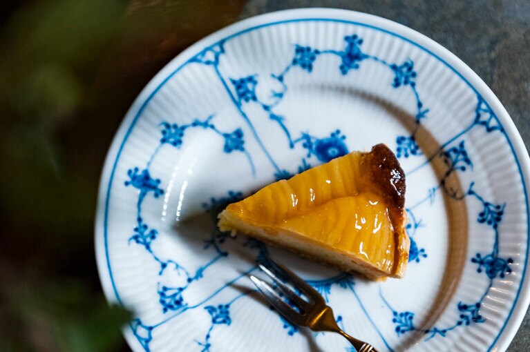 ロイヤルコペンハーゲンのお皿に、かわいい洋梨のタルト。