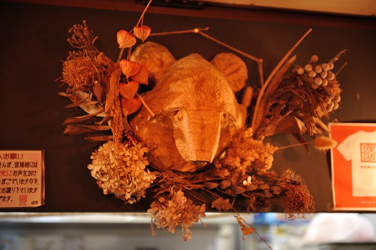 小さな屋台のなかには、可愛いオブジェが。